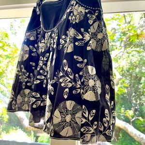 Studio M Size 6 Cotton Skirt in Black and White With Detailed Stitched Flowers.